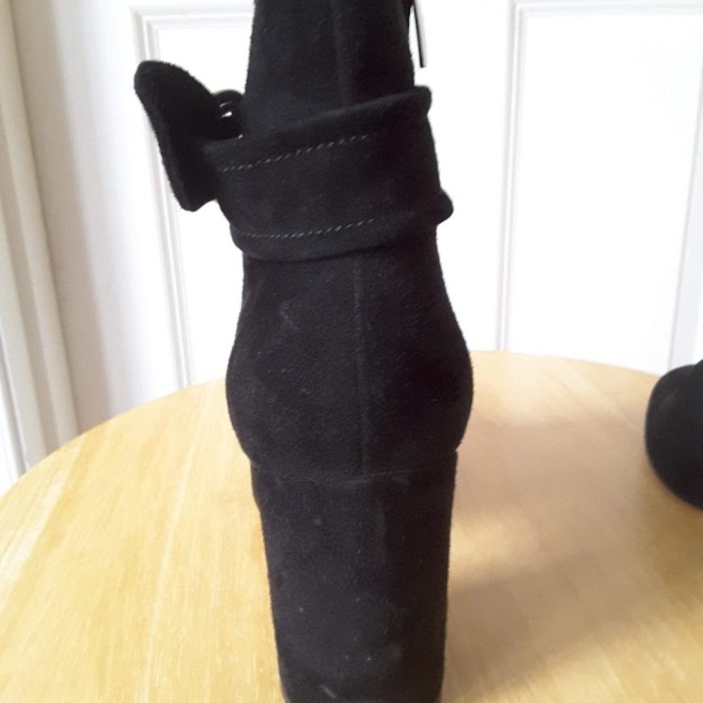 Gianvito Rossi Black Suede Belted Ankle Bootie - Picture 6 of 7